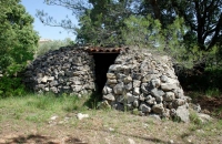 Cabane en pierres sèches du gite le petit Costebelle