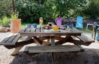 Petit-déjeuner sur terrasse au gite le petit Costebelle