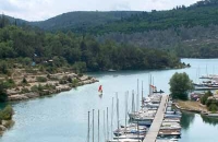 Baignade, voile et pédalo sur le lac d'Esparron de Verdon