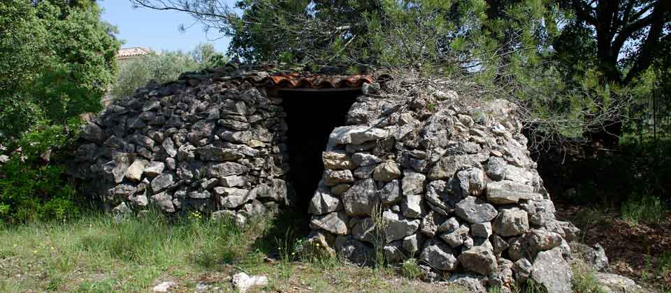 Cabanon en pierre du gite le petit costebelle à Tavernes 83